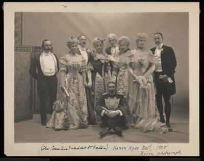 Ritratto di cinque uomini (inclusi Coleman Drayton, August Belmont e Frank Hoppin seduti sul pavimento) e quattro donne (inclusa Mrs. Stuyvesant Fish) al ballo di James Hazen Hyde, New York, 31 gennaio da Byron Company